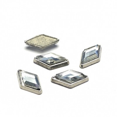 Cristais transparentes em forma de losango com moldura metálica