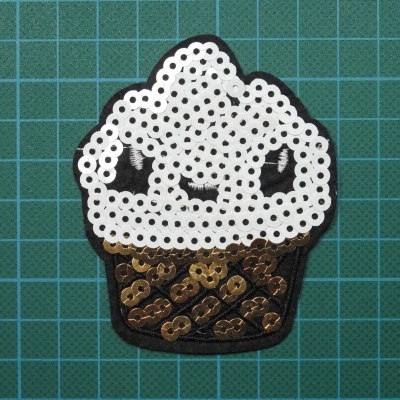 Patch em forma de gelado com lantejoulas brancas e castanhas