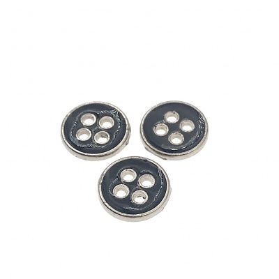 Três botões redondos em metal prateado com interior preto