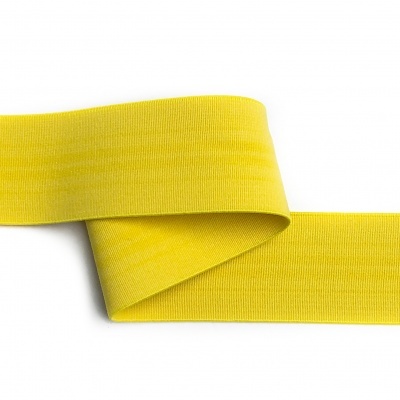 Faixa elástica amarela sobre fundo branco