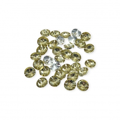 Conjunto de botões redondos dourados brilhantes com dois furos em fundo branco