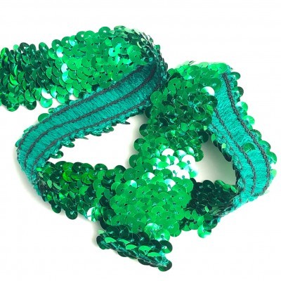 Fita verde com lantejoulas brilhantes