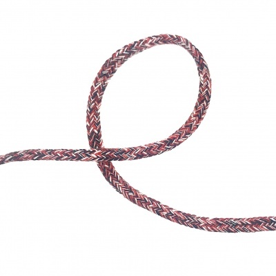 Corda trançada vermelha, branca e azul sobre fundo branco