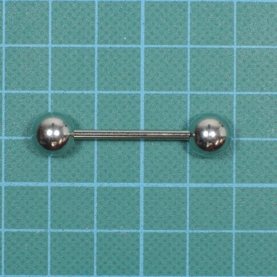 Barra de piercing em aço inoxidável com duas bolas nas extremidades sobre superfície azul quadriculada