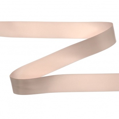 Fita de cetim bege claro sobre fundo branco