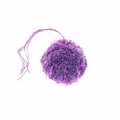 Pom pom redondo felpudo roxo com fios pendurados
