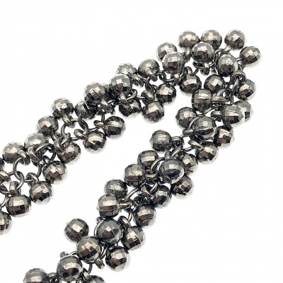 Corrente metálica prateada com bolas facetadas ligadas por argolas