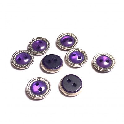 Botões redondos com duas casas, centro roxo e borda metálica prateada.