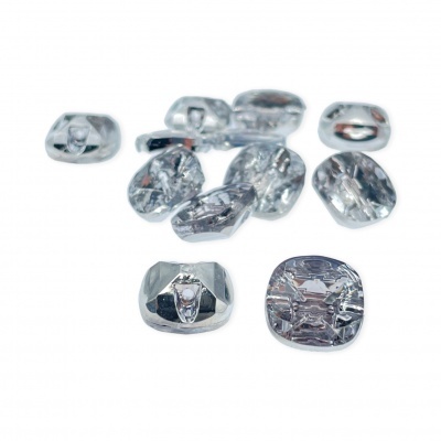Pedras preciosas transparentes facetadas sobre fundo branco