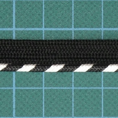 Corda preta com tiras brancas inclinadas sobre fundo azul com grelha branca