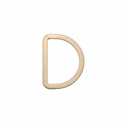 Anilha em forma de D dourada sobre fundo branco