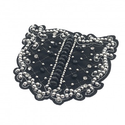 Apliquê em forma de folha preta com miçangas pretas e prateadas