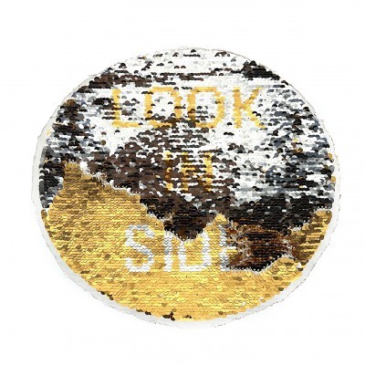 Almofada redonda com lantejoulas douradas e prateadas e texto