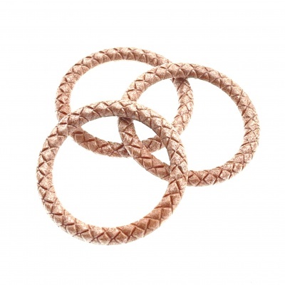 Três anéis bege trançados entrelaçados num fundo branco