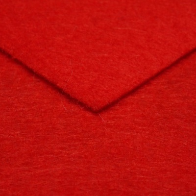 Envelope vermelho de papel felpudo