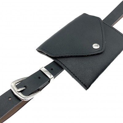 Cinto preto com bolsa pequena integrada e fivela prateada