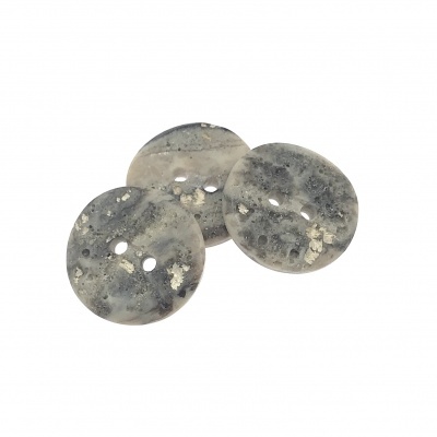 Três botões redondos cinza com manchas e quatro furos