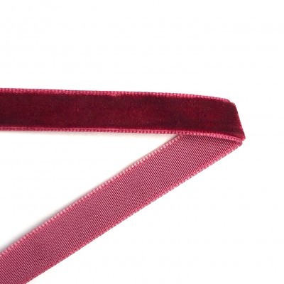 Fita de tecido vermelho e rosa em fundo branco