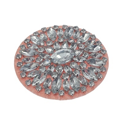 Aplicação redonda com cristais transparentes e base rosa