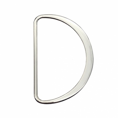 Argola metálica em formato de D prateada