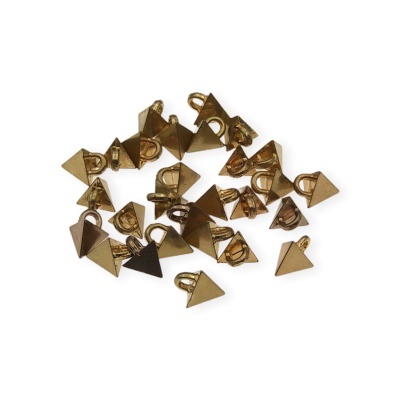 Argolas metálicas douradas em forma de pirâmide