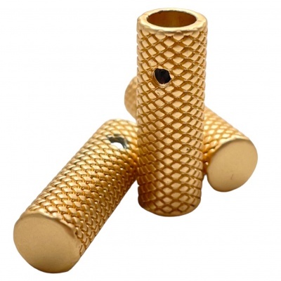 Pega cilíndrica dourada texturizada em metal com furo