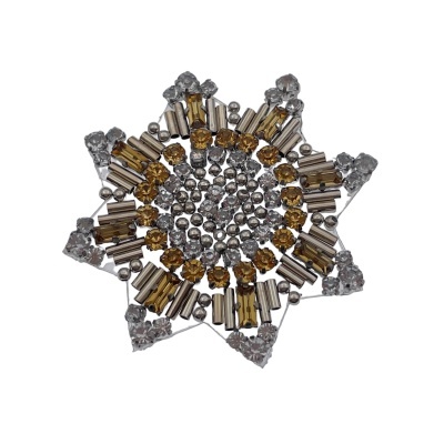 Broche estrela com pedras amarelas, transparentes e contas metálicas prateadas