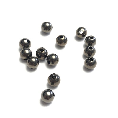 Doze contas metálicas redondas prateadas com furo central em fundo branco