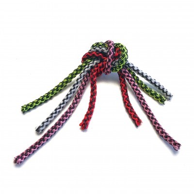 Cordões trançados coloridos com nó central em fundo branco