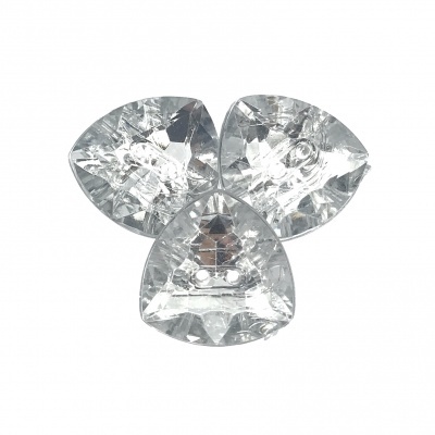 Três pedras preciosas triangulares transparentes facetadas