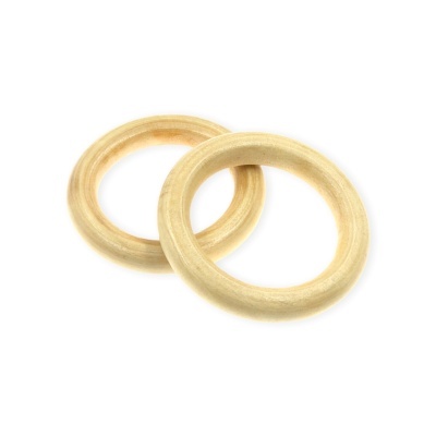 Dois anéis de madeira claros com acabamento liso