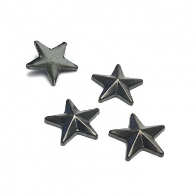 Quatro estrelas metálicas prateadas com relevo