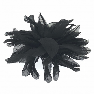 Acessório de cabelo preto em forma de flor com tecido texturizado