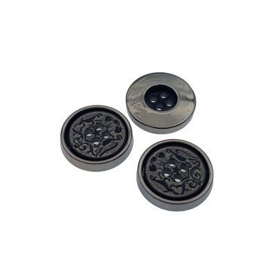 Botões redondos em metal e tecido cinza com desenhos gravados