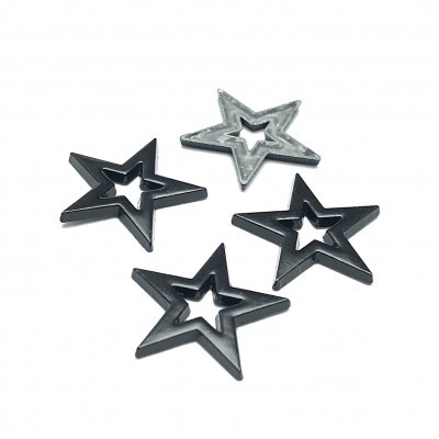 Peças em forma de estrela, pretas e prateada, sobre fundo branco