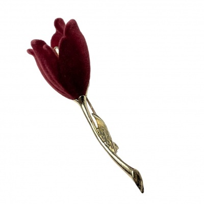Broche flor de veludo vermelho com haste dourada detalhada