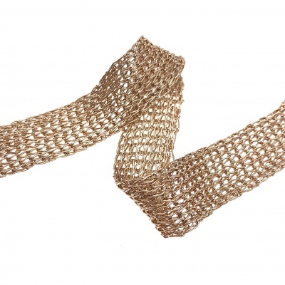 malha metálica dourada entrelaçada em padrão de rede sobre fundo branco