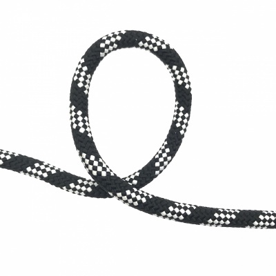Corda trançada preta e branca com padrão quadriculado sobre fundo branco