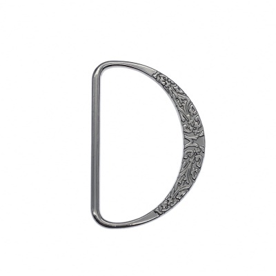 Argola metálica prateada em forma de D com padrão decorativo gravado