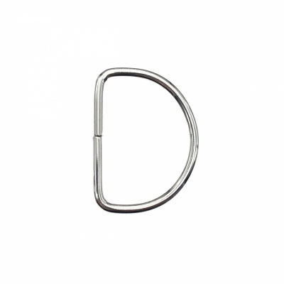 Argola em forma de D em metal prateado com fundo branco