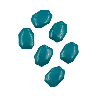 Seis pedras decorativas azuis poligonais sobre fundo branco