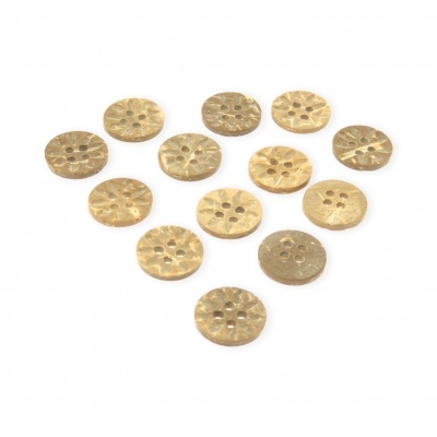Botões metálicos dourados redondos com duas ou quatro perfurações sobre fundo branco
