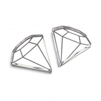 Brincos em forma de diamante transparentes com linhas pretas