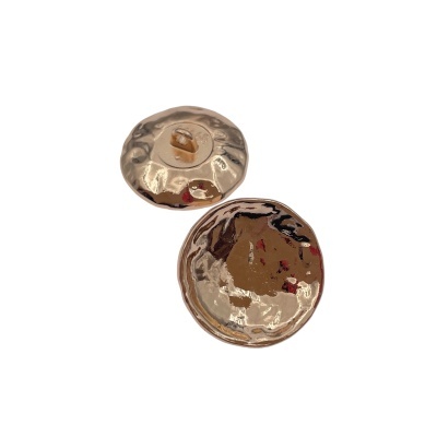 Dois botões metálicos dourados com superfície irregular