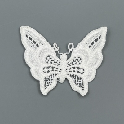 Aplicação decorativa de renda branca em forma de borboleta