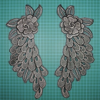 Apliques têxteis florais cinzentos em fundo de matriz de corte verde com linhas brancas