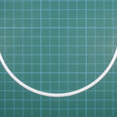 Tira branca curva sobre superfície verde quadriculada