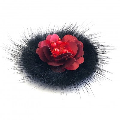 Broche com flor vermelha e base em pelo sintético preto