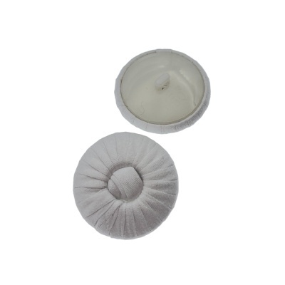 Acessórios redondos cinza claro com tecido e interior acolchoado expostos em fundo branco