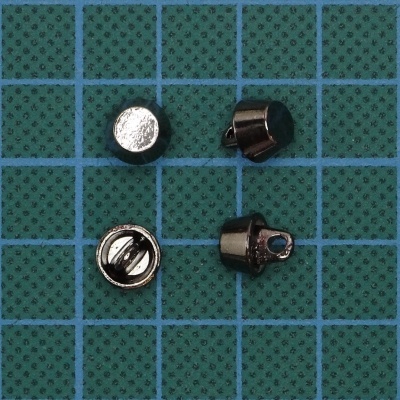 Argolas metálicas pretas pequenas sobre fundo azul com quadrados